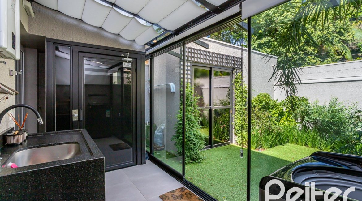 Casa em Condomínio à venda com 240m², 3 dormitórios, 1 suíte, 2 vagas, no bairro Tristeza em Porto Alegre