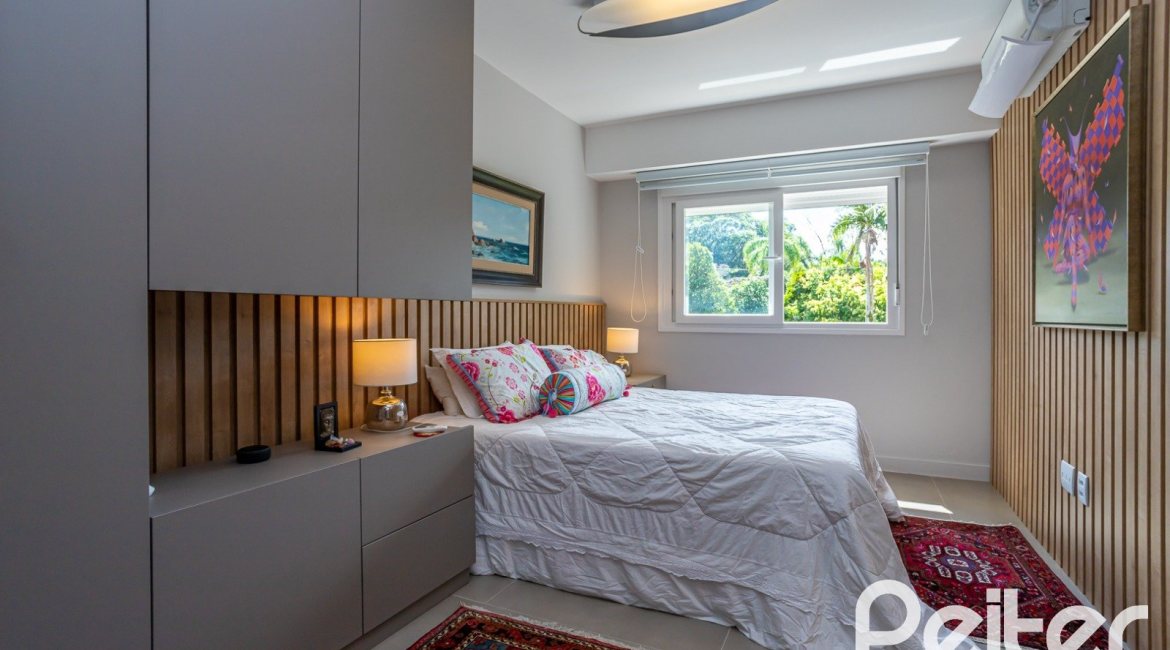 Casa em Condomínio à venda com 240m², 3 dormitórios, 1 suíte, 2 vagas, no bairro Tristeza em Porto Alegre