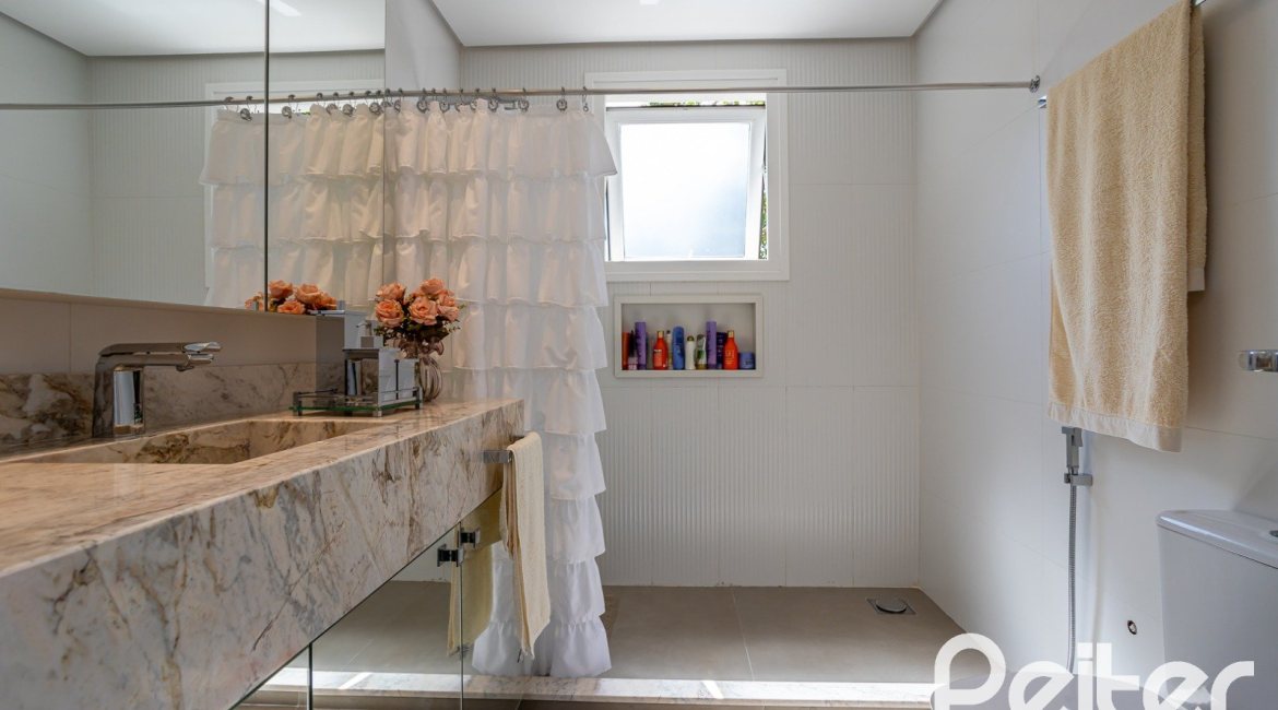 Casa em Condomínio à venda com 240m², 3 dormitórios, 1 suíte, 2 vagas, no bairro Tristeza em Porto Alegre