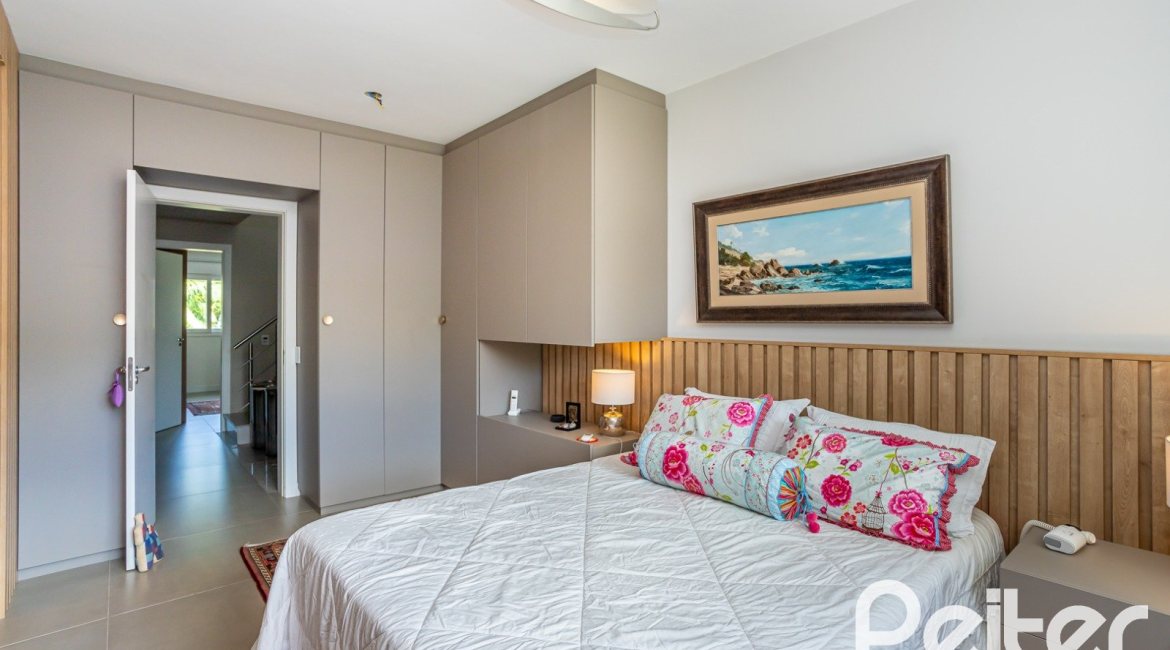 Casa em Condomínio à venda com 240m², 3 dormitórios, 1 suíte, 2 vagas, no bairro Tristeza em Porto Alegre