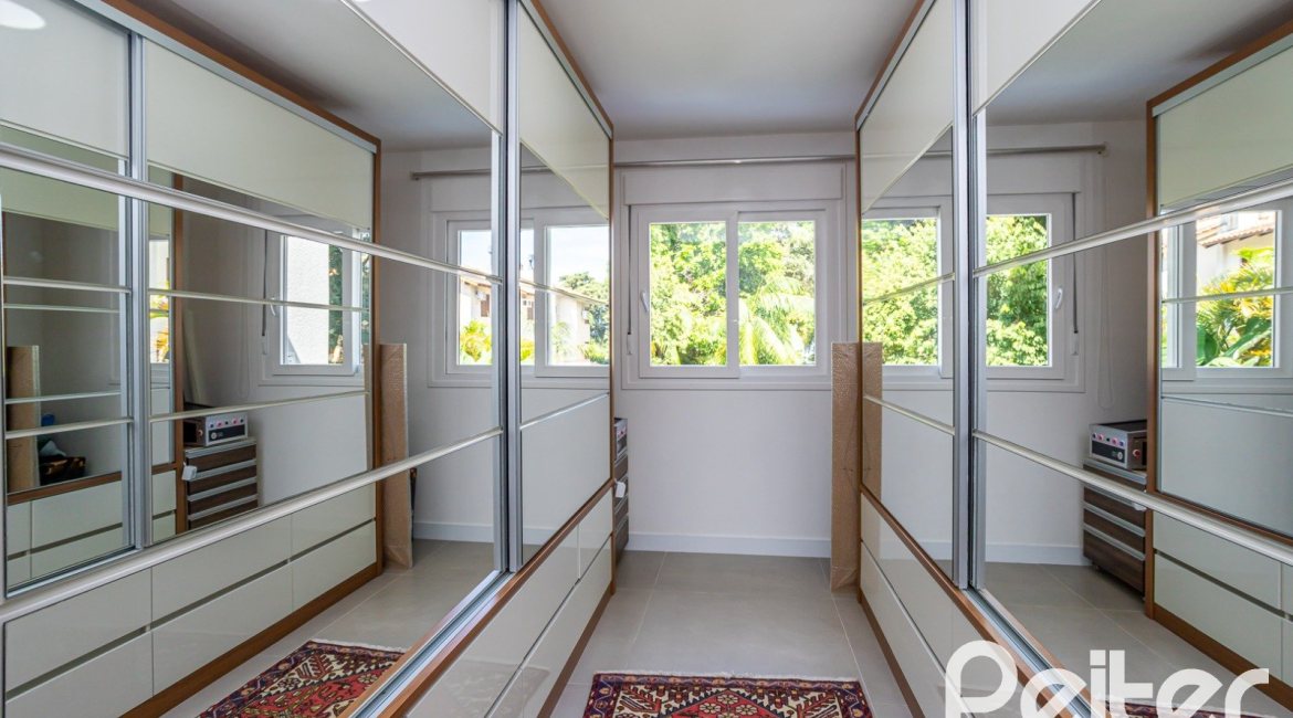 Casa em Condomínio à venda com 240m², 3 dormitórios, 1 suíte, 2 vagas, no bairro Tristeza em Porto Alegre