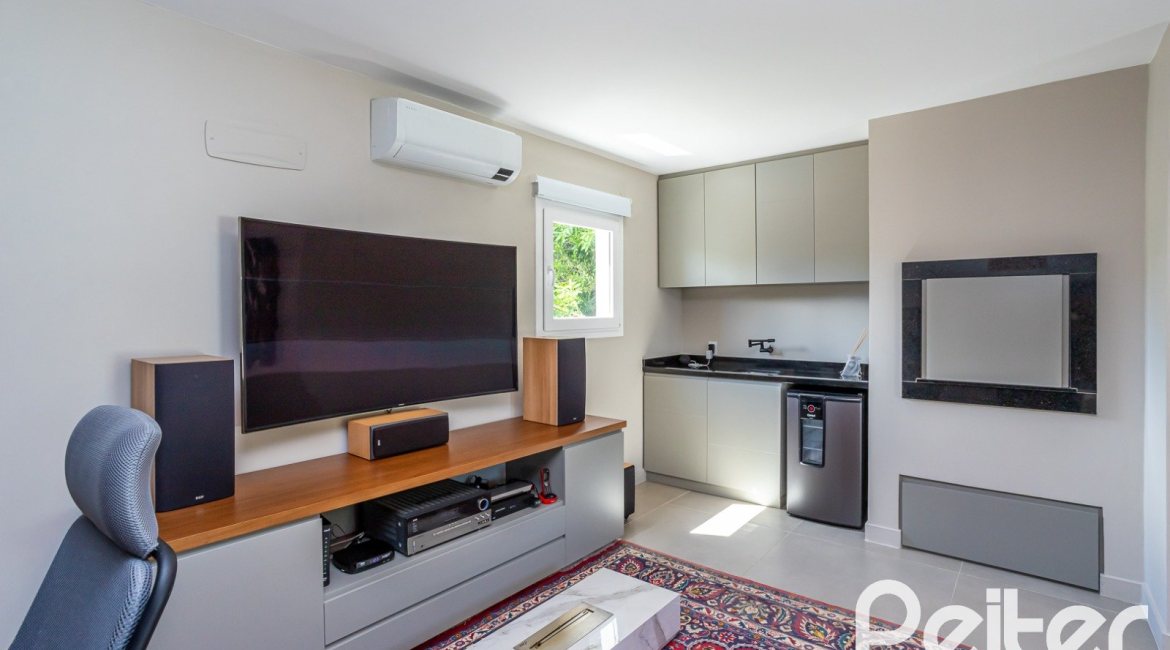 Casa em Condomínio à venda com 240m², 3 dormitórios, 1 suíte, 2 vagas, no bairro Tristeza em Porto Alegre