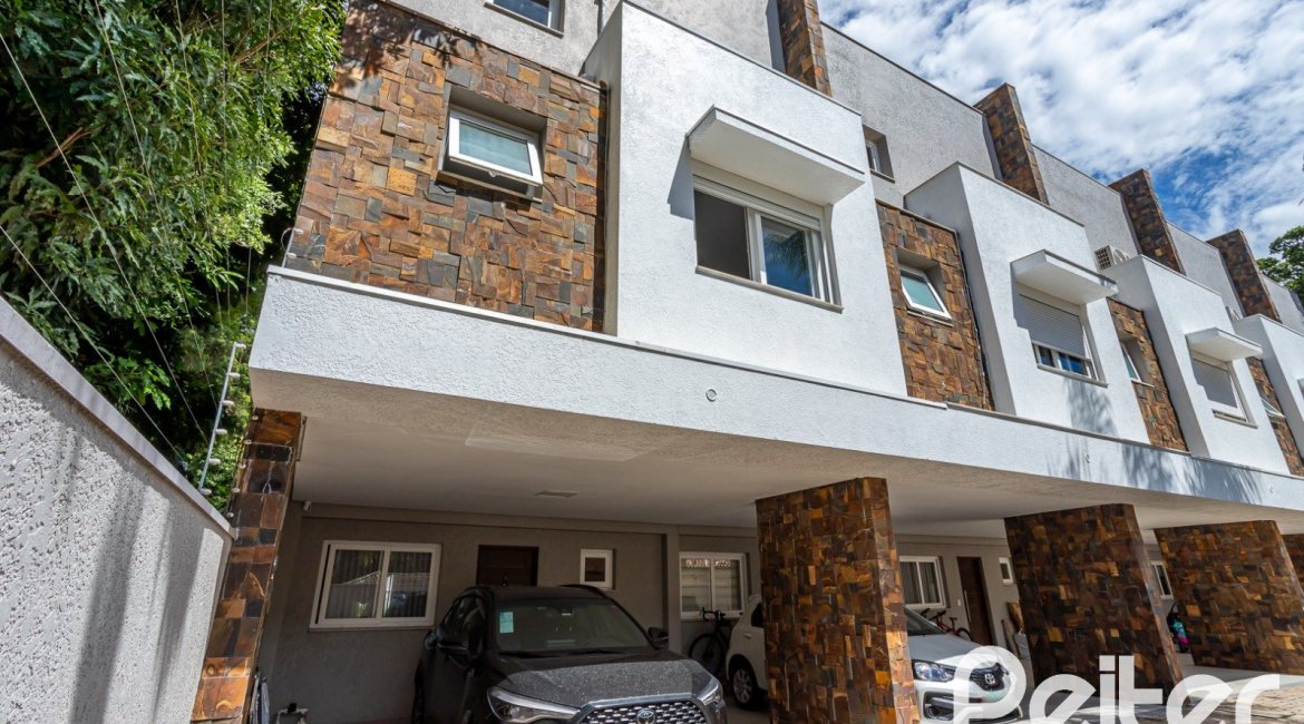 Casa em Condomínio à venda com 240m², 3 dormitórios, 1 suíte, 2 vagas, no bairro Tristeza em Porto Alegre