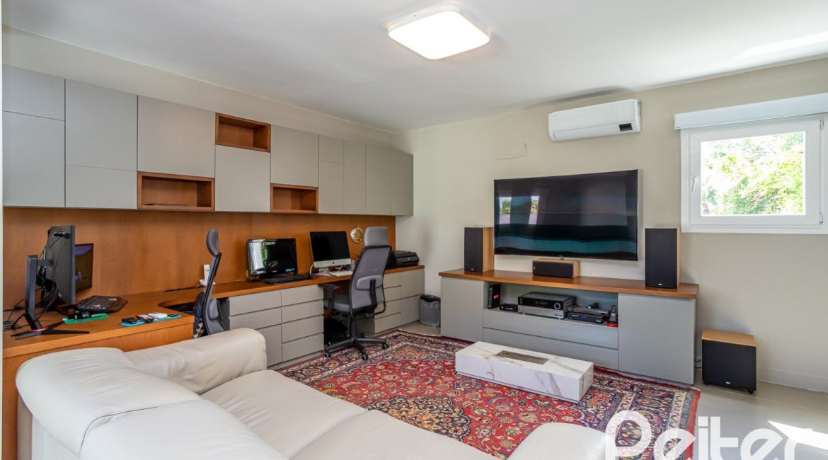 Casa em Condomínio à venda com 240m², 3 dormitórios, 1 suíte, 2 vagas, no bairro Tristeza em Porto Alegre