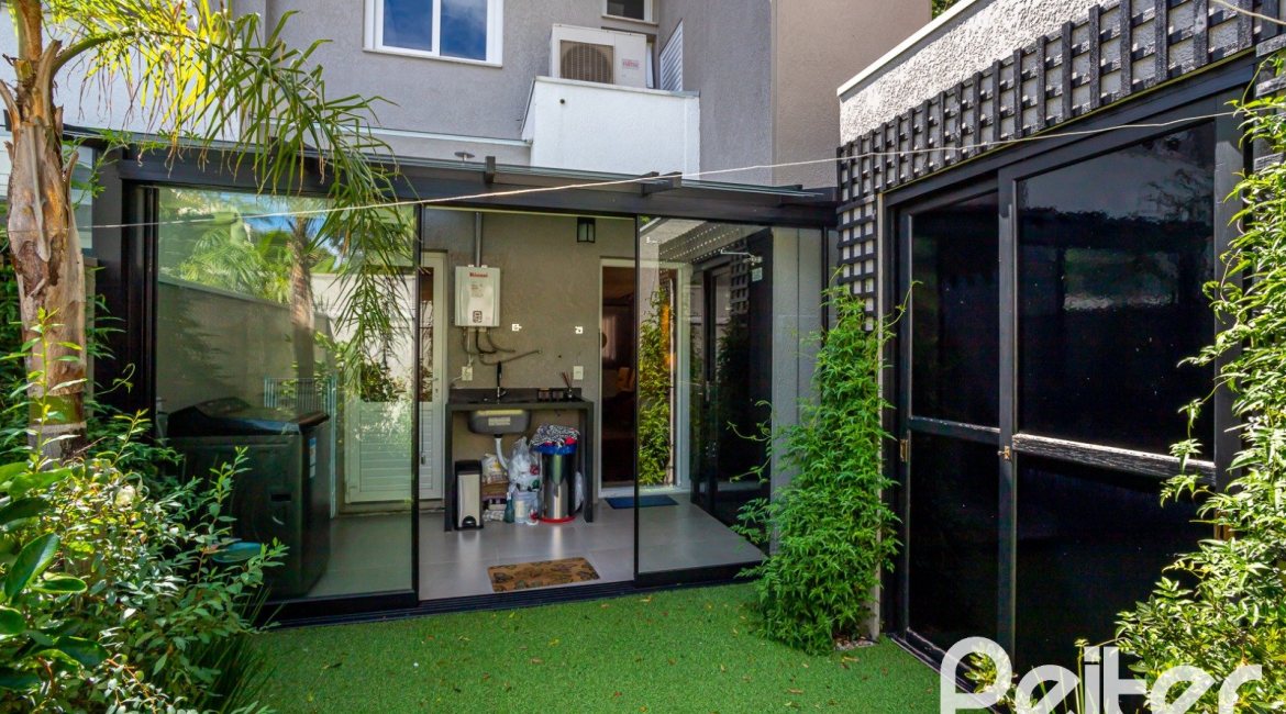 Casa em Condomínio à venda com 240m², 3 dormitórios, 1 suíte, 2 vagas, no bairro Tristeza em Porto Alegre