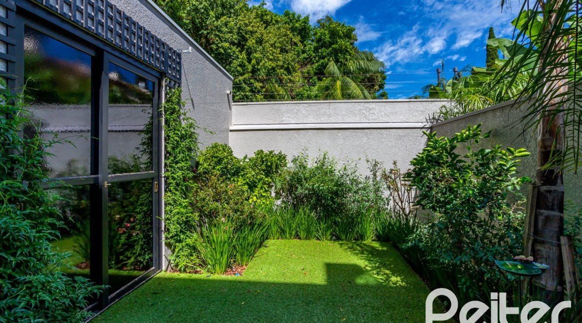 Casa em Condomínio à venda com 240m², 3 dormitórios, 1 suíte, 2 vagas, no bairro Tristeza em Porto Alegre