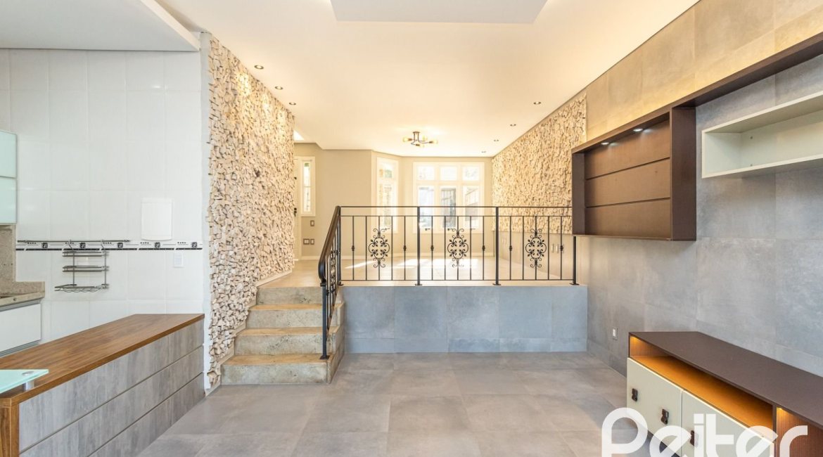 Casa à venda com 160m², 3 dormitórios, 1 suíte, 2 vagas, no bairro Ipanema em Porto Alegre