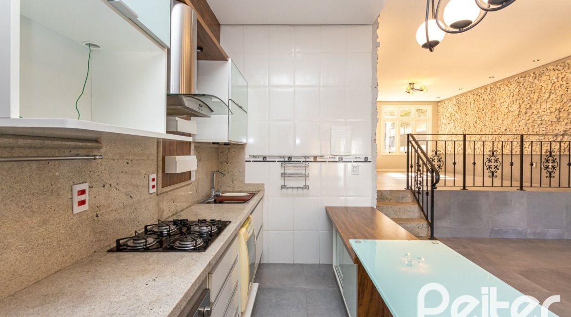 Casa à venda com 160m², 3 dormitórios, 1 suíte, 2 vagas, no bairro Ipanema em Porto Alegre