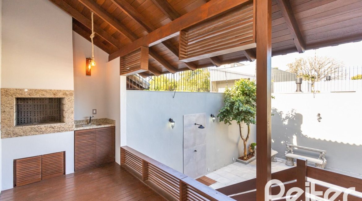 Casa à venda com 160m², 3 dormitórios, 1 suíte, 2 vagas, no bairro Ipanema em Porto Alegre