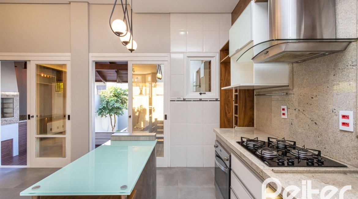 Casa à venda com 160m², 3 dormitórios, 1 suíte, 2 vagas, no bairro Ipanema em Porto Alegre