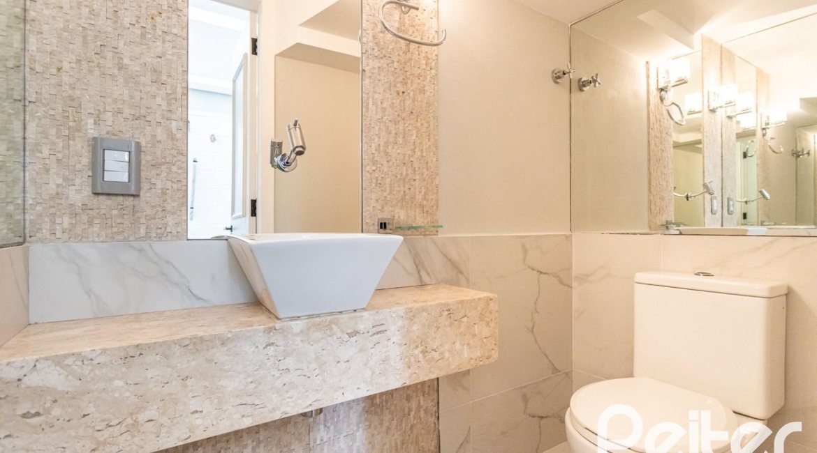 Casa à venda com 160m², 3 dormitórios, 1 suíte, 2 vagas, no bairro Ipanema em Porto Alegre