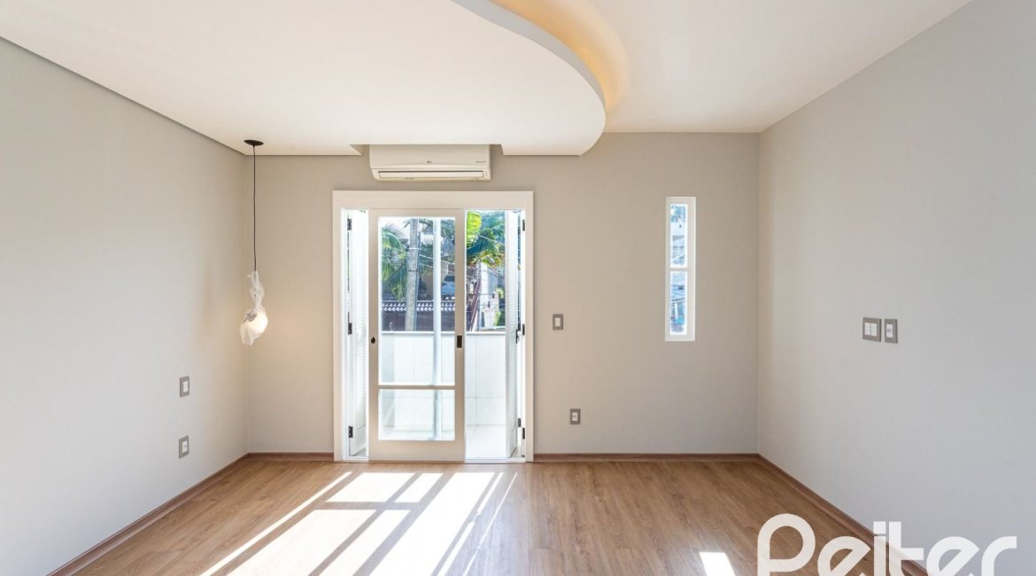 Casa à venda com 160m², 3 dormitórios, 1 suíte, 2 vagas, no bairro Ipanema em Porto Alegre