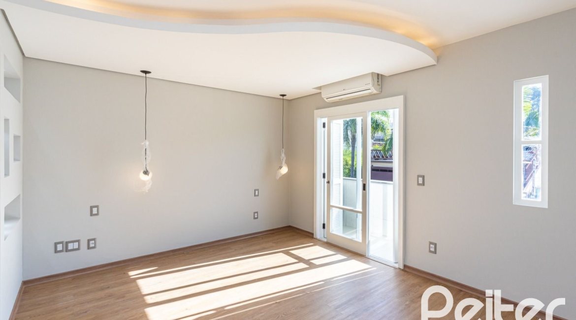 Casa à venda com 160m², 3 dormitórios, 1 suíte, 2 vagas, no bairro Ipanema em Porto Alegre