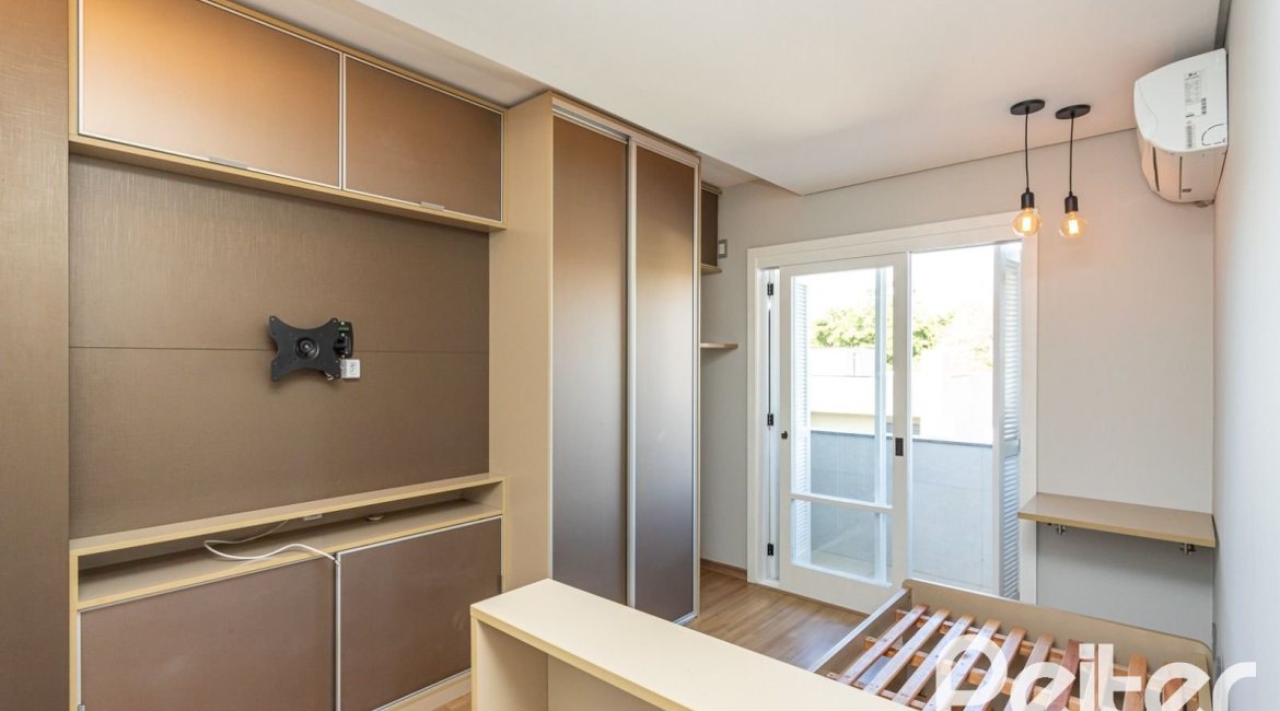 Casa à venda com 160m², 3 dormitórios, 1 suíte, 2 vagas, no bairro Ipanema em Porto Alegre