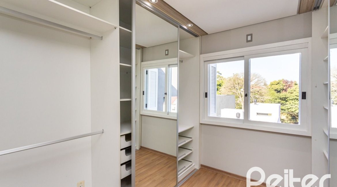 Casa à venda com 160m², 3 dormitórios, 1 suíte, 2 vagas, no bairro Ipanema em Porto Alegre