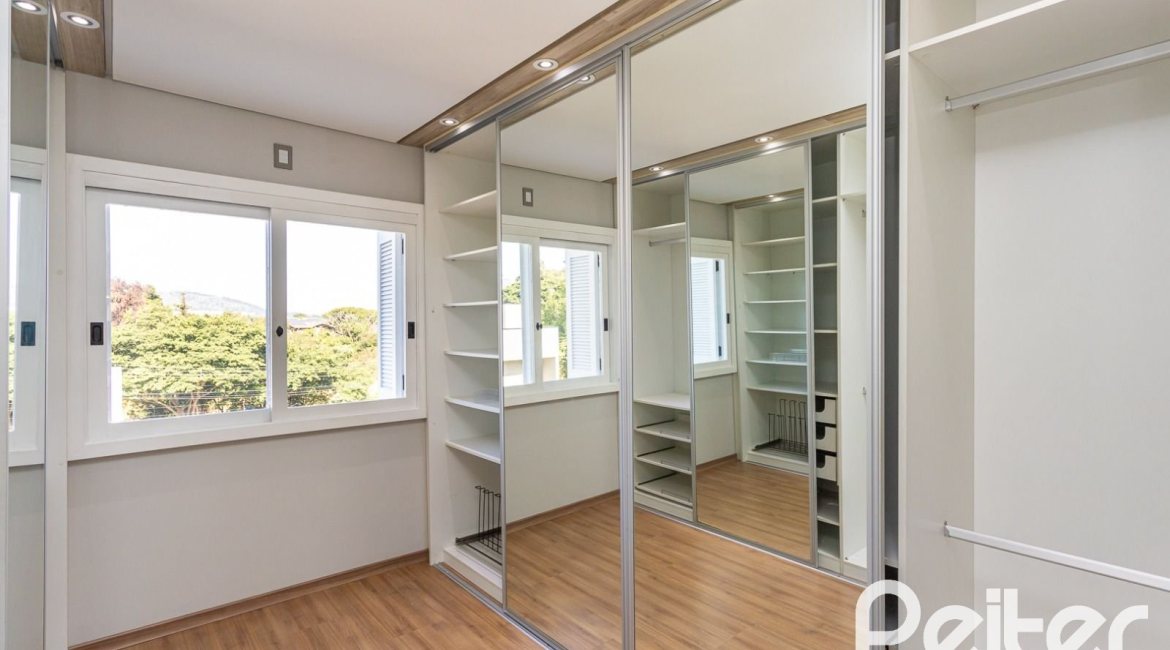 Casa à venda com 160m², 3 dormitórios, 1 suíte, 2 vagas, no bairro Ipanema em Porto Alegre