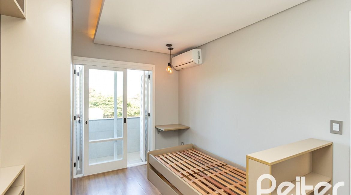 Casa à venda com 160m², 3 dormitórios, 1 suíte, 2 vagas, no bairro Ipanema em Porto Alegre