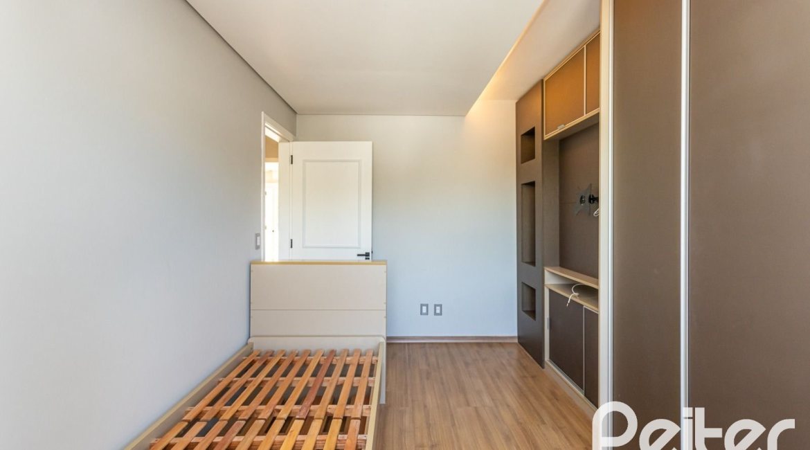 Casa à venda com 160m², 3 dormitórios, 1 suíte, 2 vagas, no bairro Ipanema em Porto Alegre