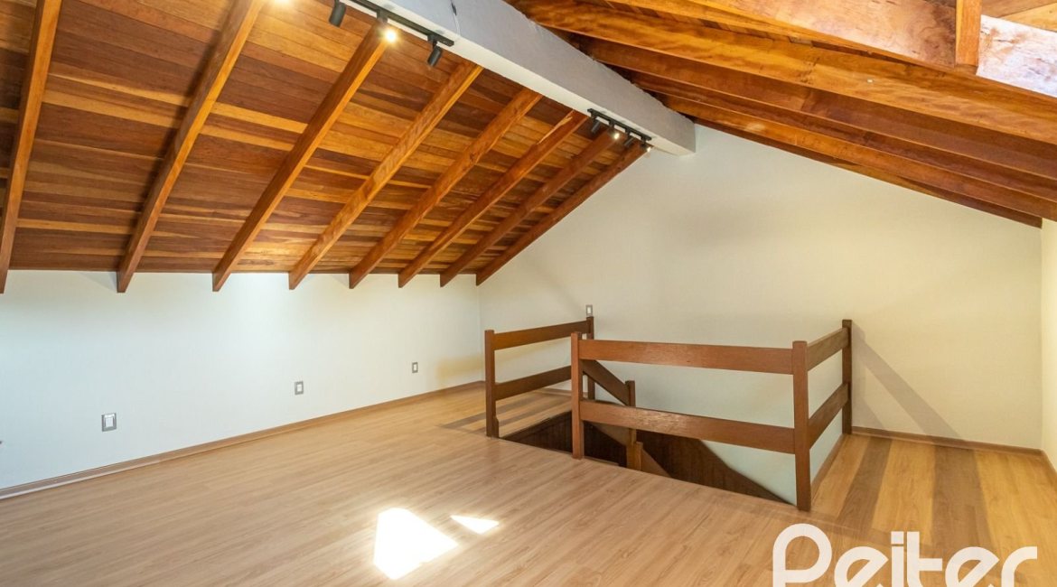 Casa à venda com 160m², 3 dormitórios, 1 suíte, 2 vagas, no bairro Ipanema em Porto Alegre