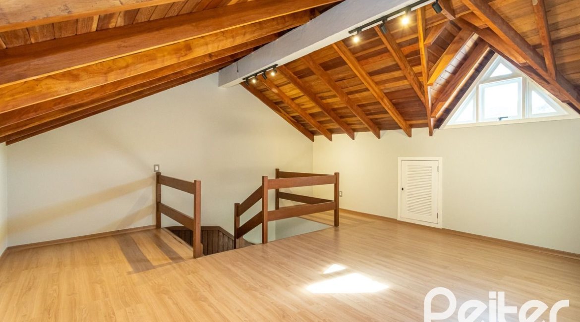 Casa à venda com 160m², 3 dormitórios, 1 suíte, 2 vagas, no bairro Ipanema em Porto Alegre