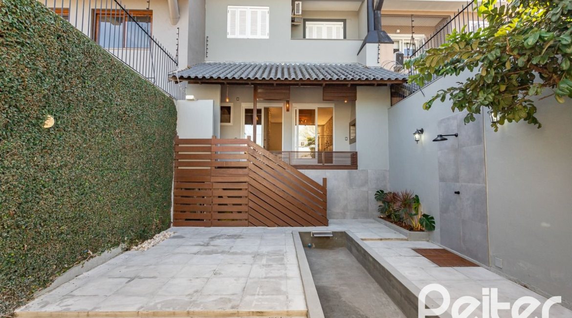 Casa à venda com 160m², 3 dormitórios, 1 suíte, 2 vagas, no bairro Ipanema em Porto Alegre