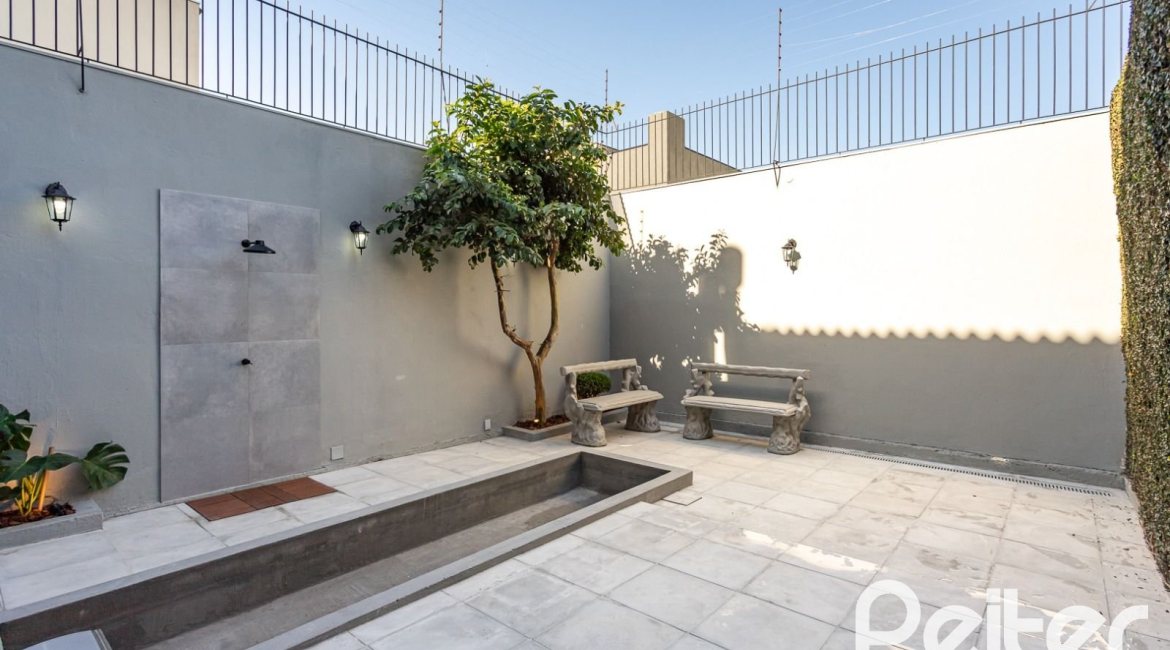 Casa à venda com 160m², 3 dormitórios, 1 suíte, 2 vagas, no bairro Ipanema em Porto Alegre