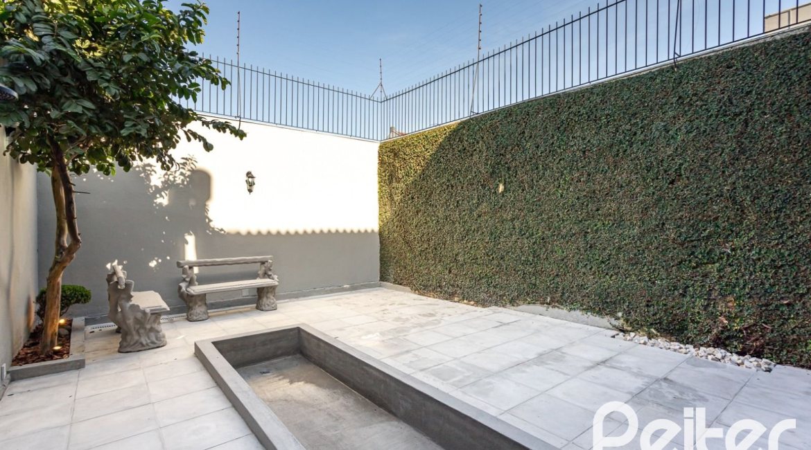 Casa à venda com 160m², 3 dormitórios, 1 suíte, 2 vagas, no bairro Ipanema em Porto Alegre