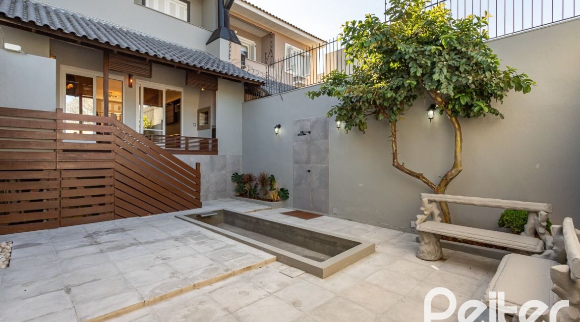 Casa à venda com 160m², 3 dormitórios, 1 suíte, 2 vagas, no bairro Ipanema em Porto Alegre