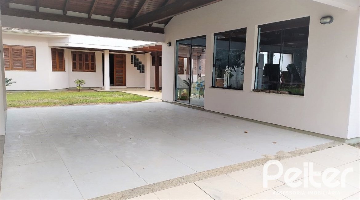 Casa à venda com 160m², 3 dormitórios, 3 suítes, 7 vagas, no bairro Centro em Tramandaí