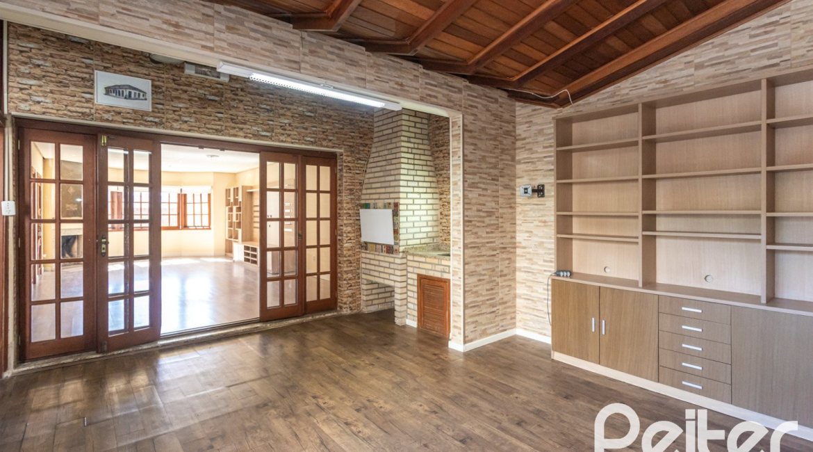 Casa à venda com 155m², 3 dormitórios, 1 suíte, 2 vagas, no bairro Guarujá em Porto Alegre