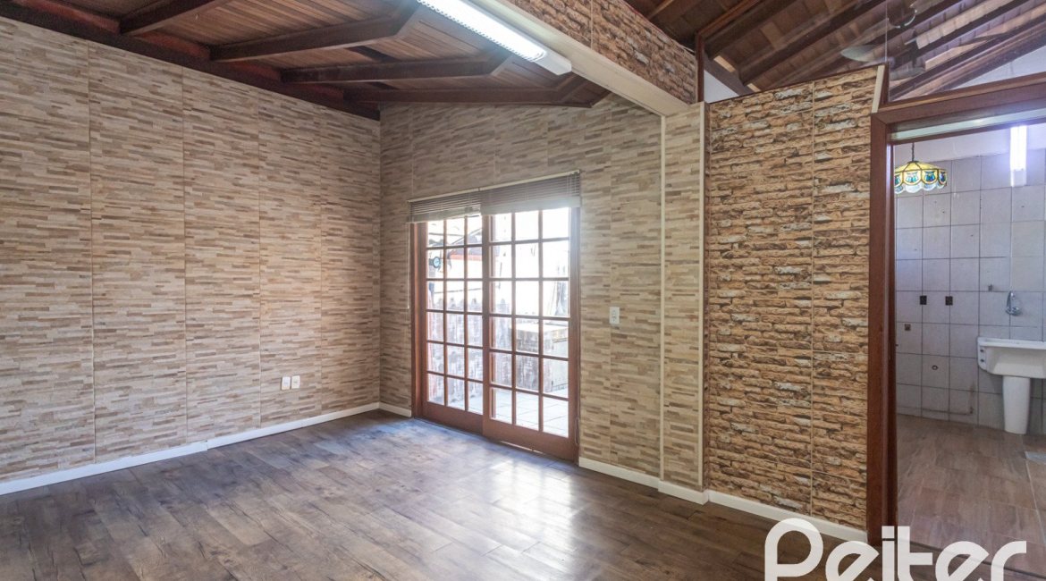 Casa à venda com 155m², 3 dormitórios, 1 suíte, 2 vagas, no bairro Guarujá em Porto Alegre