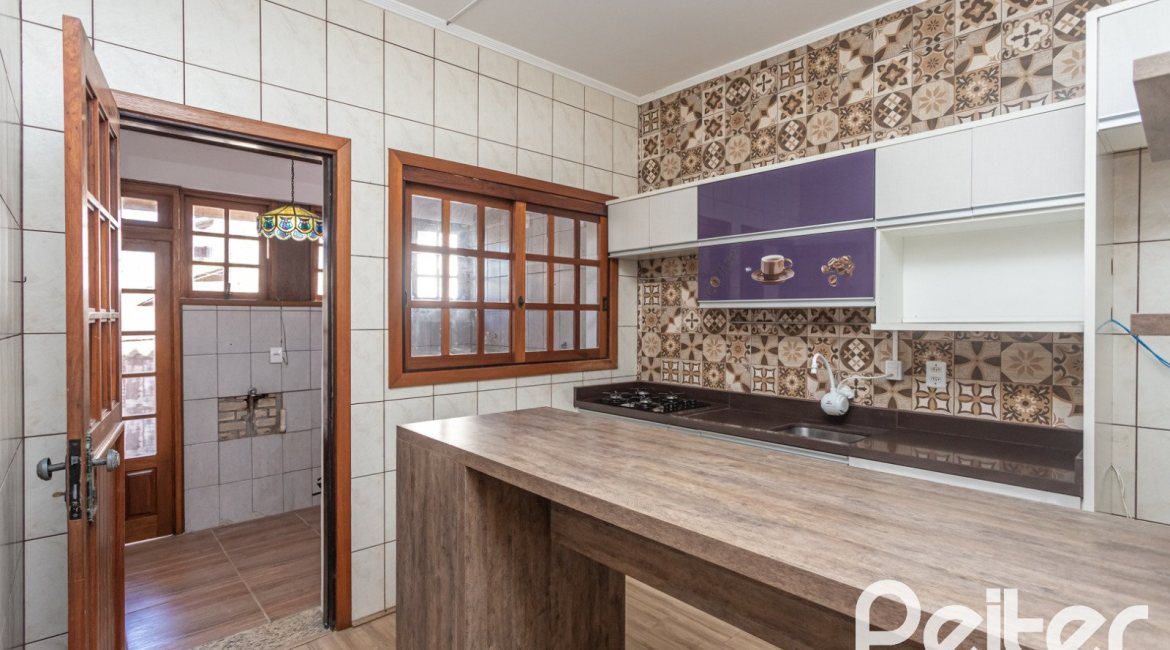 Casa à venda com 155m², 3 dormitórios, 1 suíte, 2 vagas, no bairro Guarujá em Porto Alegre