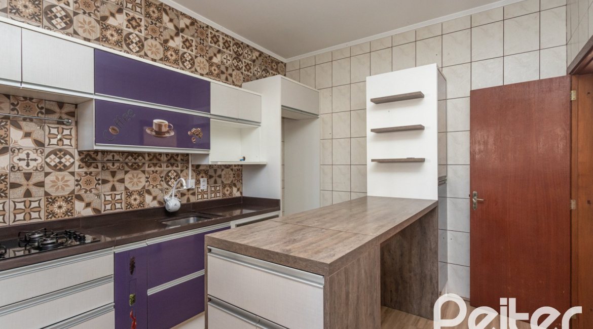 Casa à venda com 155m², 3 dormitórios, 1 suíte, 2 vagas, no bairro Guarujá em Porto Alegre