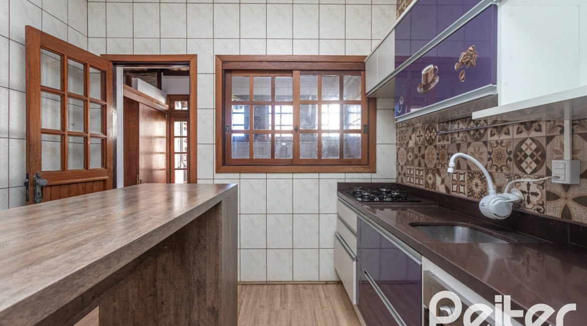 Casa à venda com 155m², 3 dormitórios, 1 suíte, 2 vagas, no bairro Guarujá em Porto Alegre