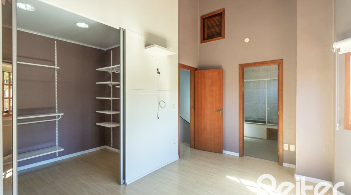 Casa à venda com 155m², 3 dormitórios, 1 suíte, 2 vagas, no bairro Guarujá em Porto Alegre