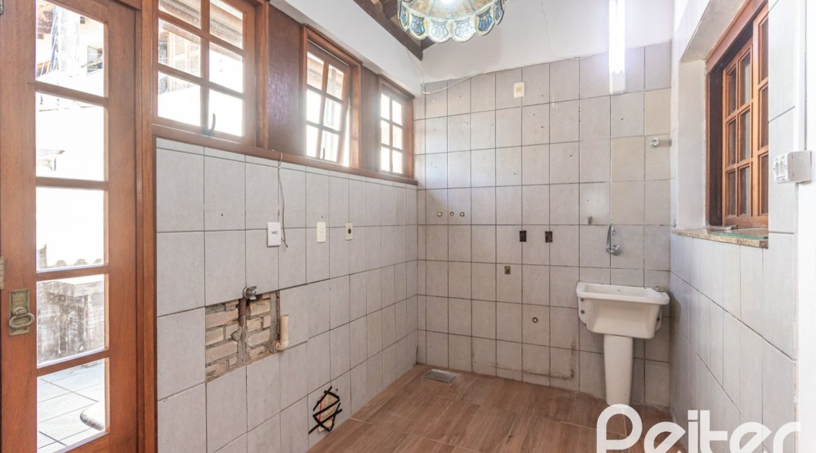 Casa à venda com 155m², 3 dormitórios, 1 suíte, 2 vagas, no bairro Guarujá em Porto Alegre