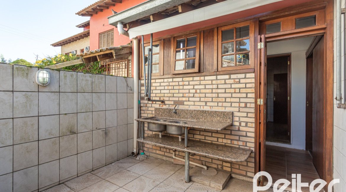 Casa à venda com 155m², 3 dormitórios, 1 suíte, 2 vagas, no bairro Guarujá em Porto Alegre