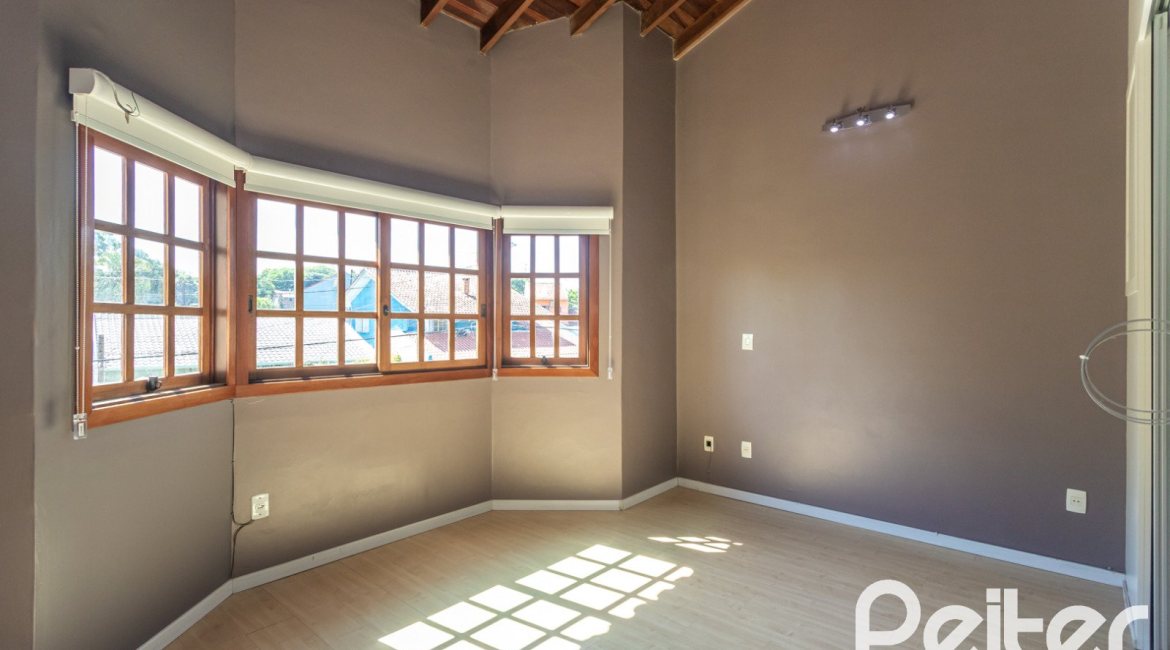 Casa à venda com 155m², 3 dormitórios, 1 suíte, 2 vagas, no bairro Guarujá em Porto Alegre