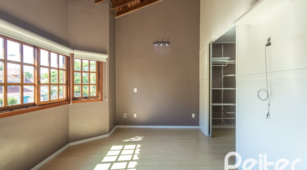 Casa à venda com 155m², 3 dormitórios, 1 suíte, 2 vagas, no bairro Guarujá em Porto Alegre