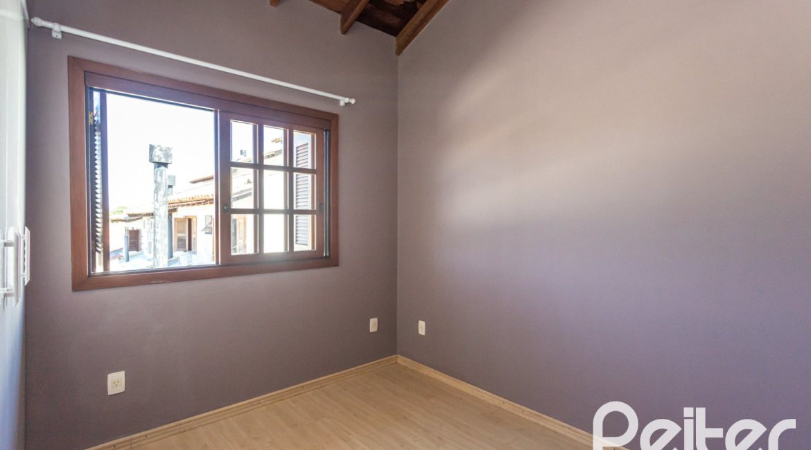 Casa à venda com 155m², 3 dormitórios, 1 suíte, 2 vagas, no bairro Guarujá em Porto Alegre