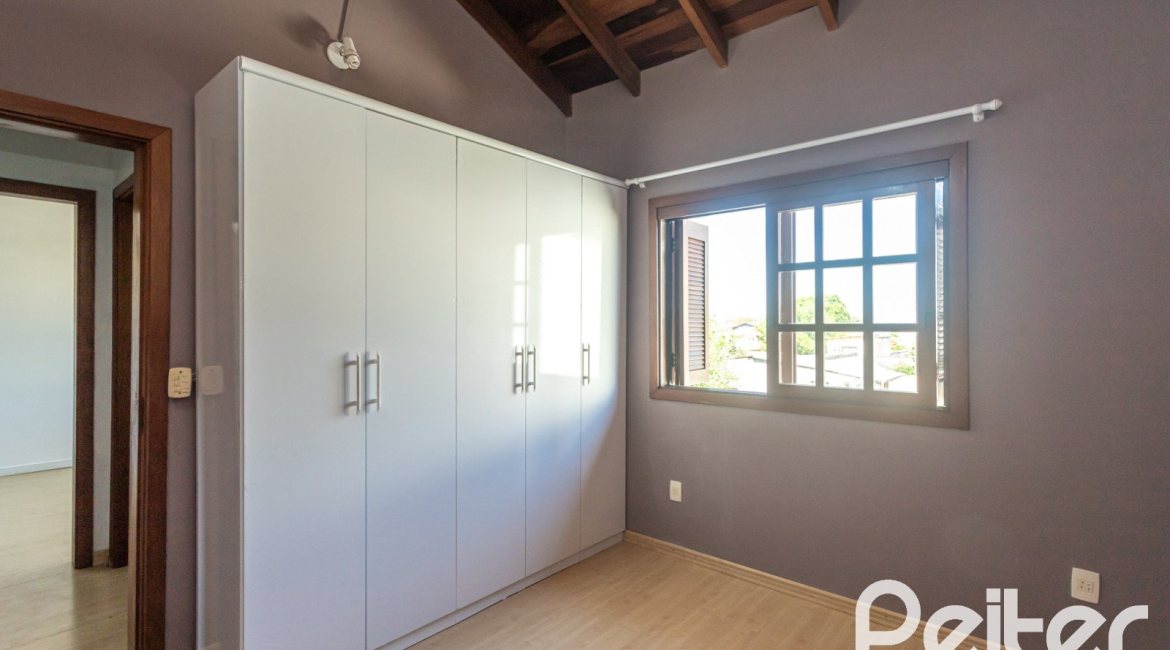 Casa à venda com 155m², 3 dormitórios, 1 suíte, 2 vagas, no bairro Guarujá em Porto Alegre