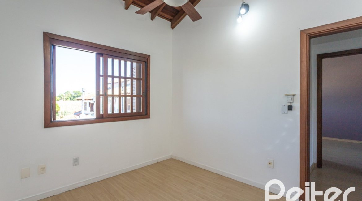 Casa à venda com 155m², 3 dormitórios, 1 suíte, 2 vagas, no bairro Guarujá em Porto Alegre