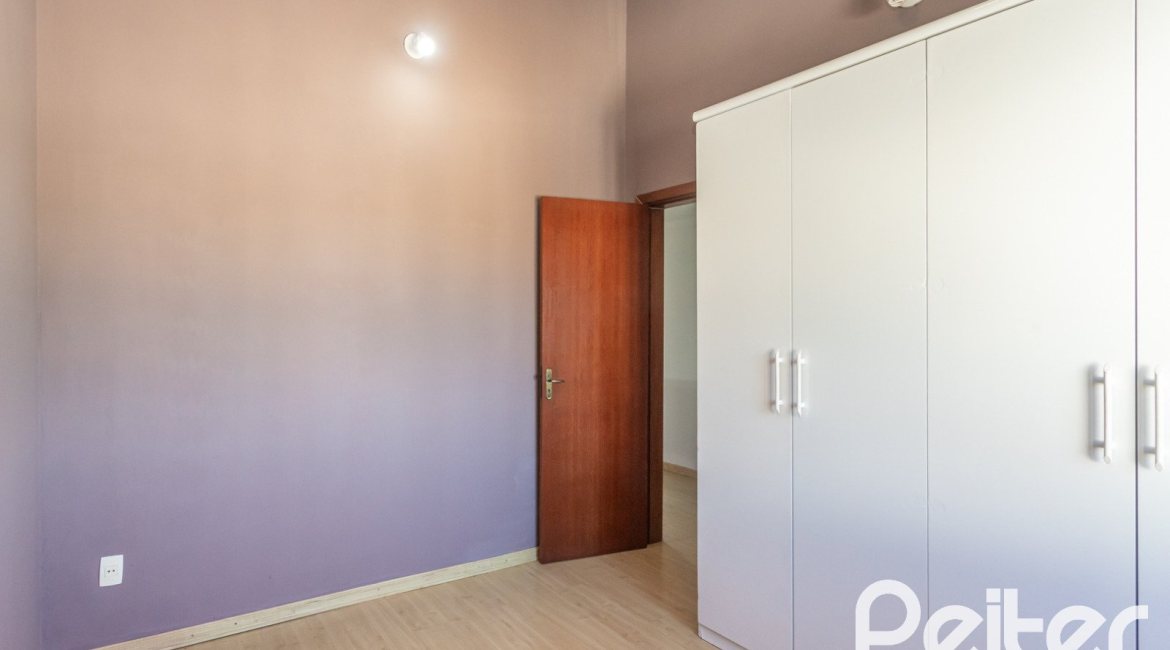 Casa à venda com 155m², 3 dormitórios, 1 suíte, 2 vagas, no bairro Guarujá em Porto Alegre