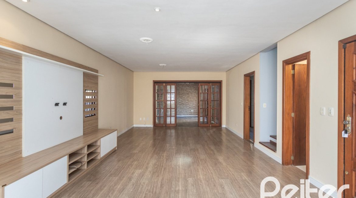 Casa à venda com 155m², 3 dormitórios, 1 suíte, 2 vagas, no bairro Guarujá em Porto Alegre