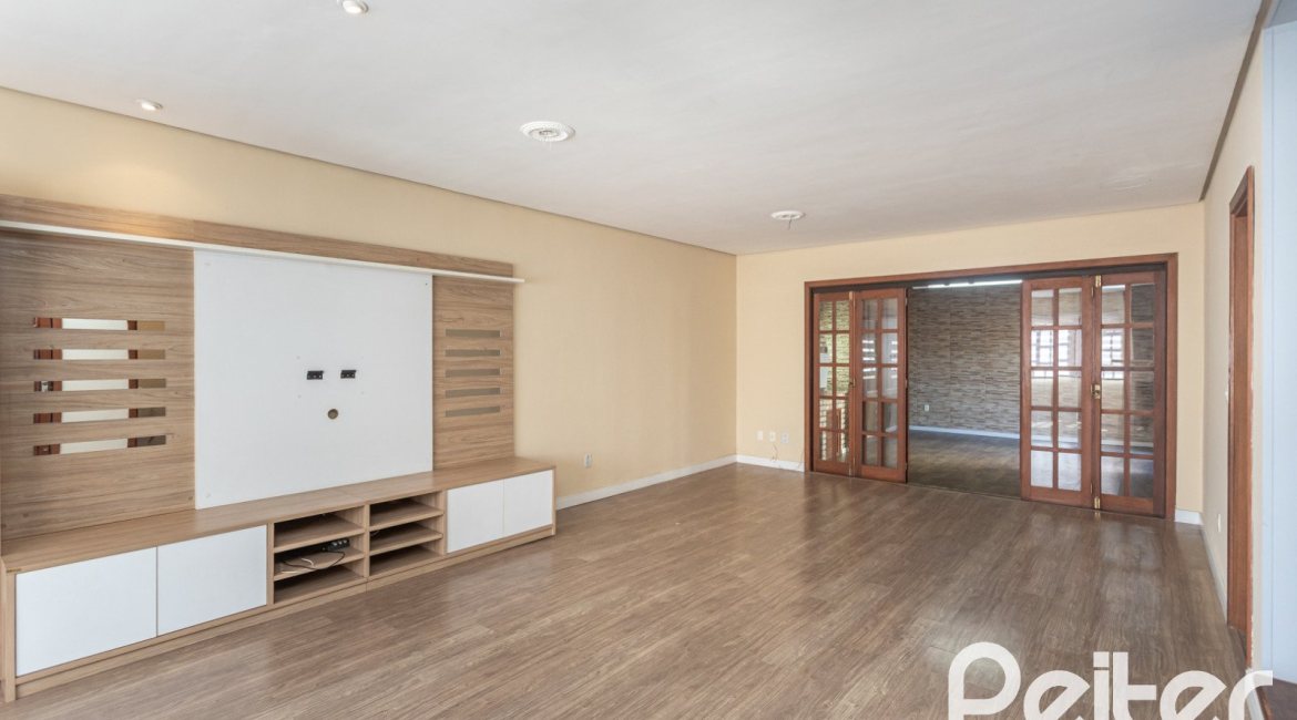 Casa à venda com 155m², 3 dormitórios, 1 suíte, 2 vagas, no bairro Guarujá em Porto Alegre