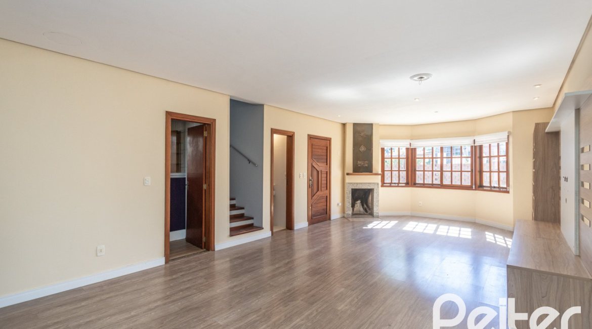 Casa à venda com 155m², 3 dormitórios, 1 suíte, 2 vagas, no bairro Guarujá em Porto Alegre