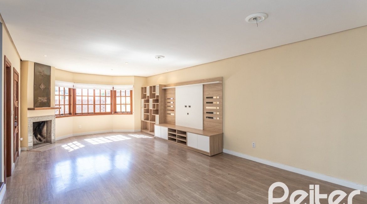 Casa à venda com 155m², 3 dormitórios, 1 suíte, 2 vagas, no bairro Guarujá em Porto Alegre