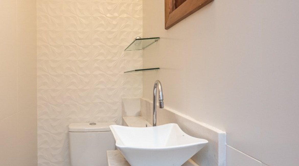 Casa à venda com 155m², 3 dormitórios, 1 suíte, 2 vagas, no bairro Guarujá em Porto Alegre