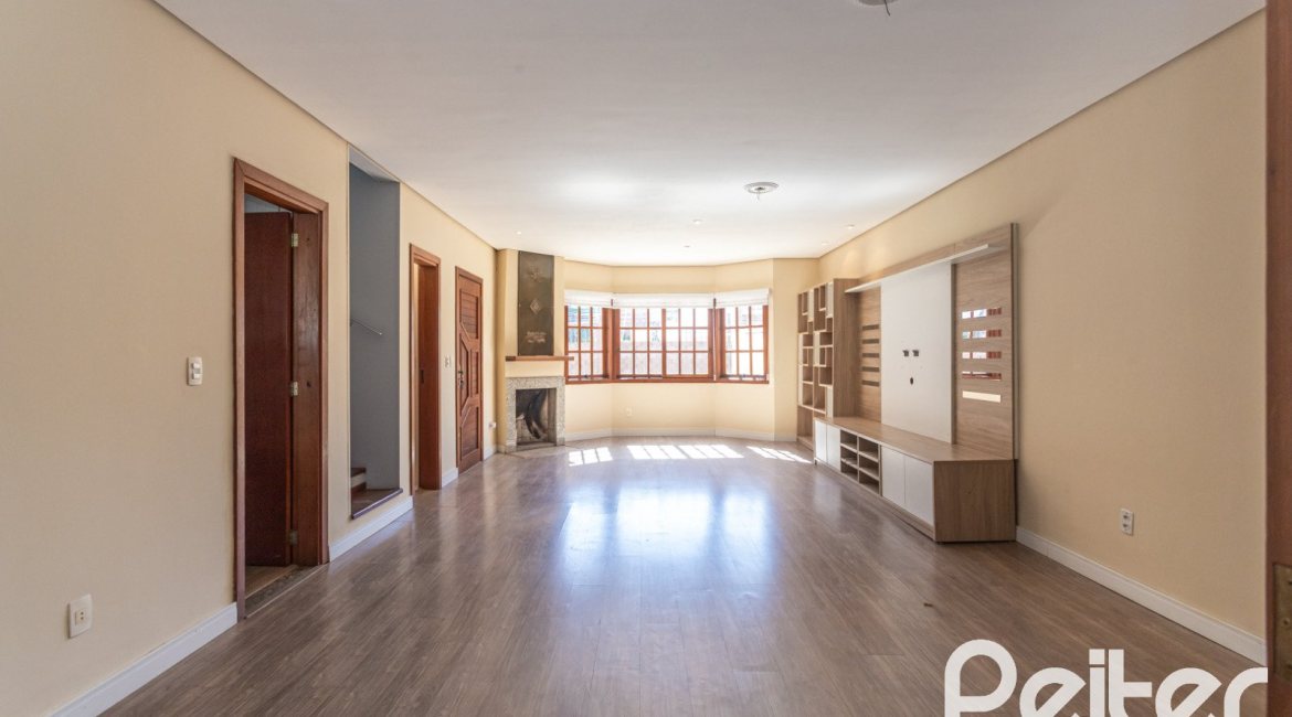 Casa à venda com 155m², 3 dormitórios, 1 suíte, 2 vagas, no bairro Guarujá em Porto Alegre