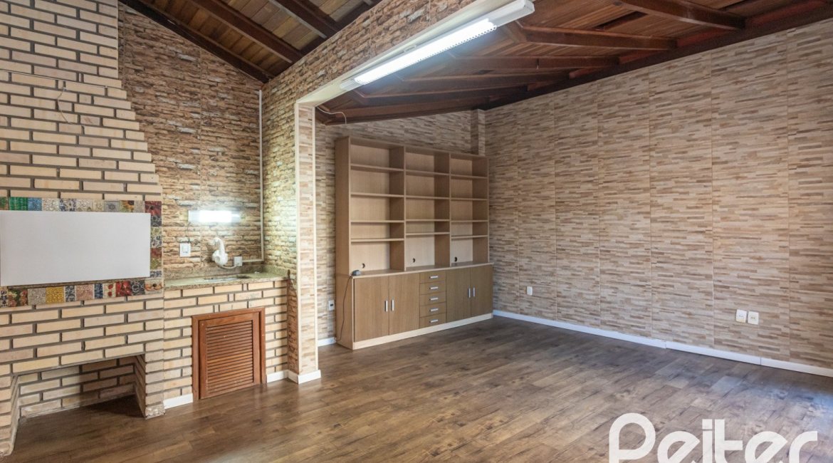 Casa à venda com 155m², 3 dormitórios, 1 suíte, 2 vagas, no bairro Guarujá em Porto Alegre